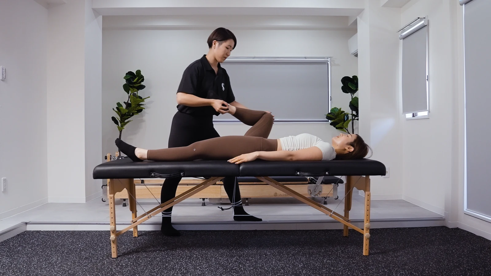 トレーナーによるストレッチの様子